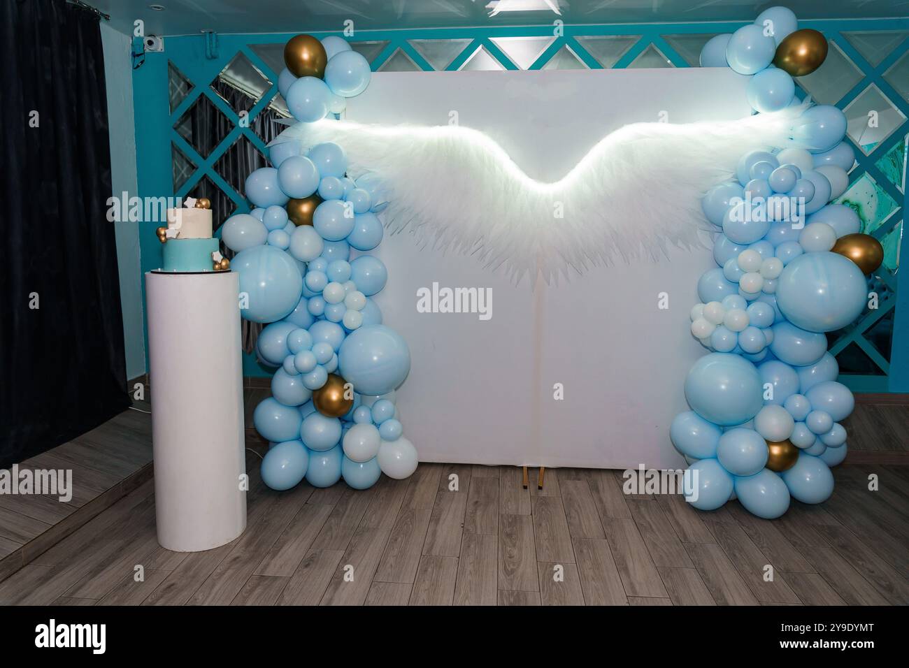 Angelic Celebration: Un sogno di mongolfiere blu e dolci preparati con ali celesti. Foto Stock