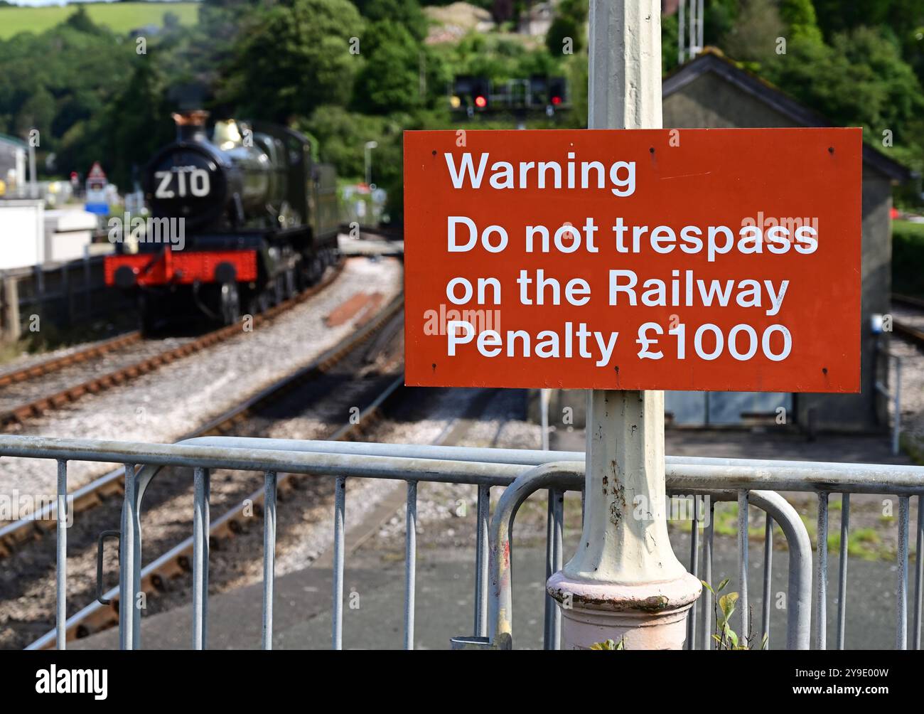 Un cartello segnaletico alla stazione di Kingswear sulla Dartmouth Steam Railway, South Devon. Foto Stock