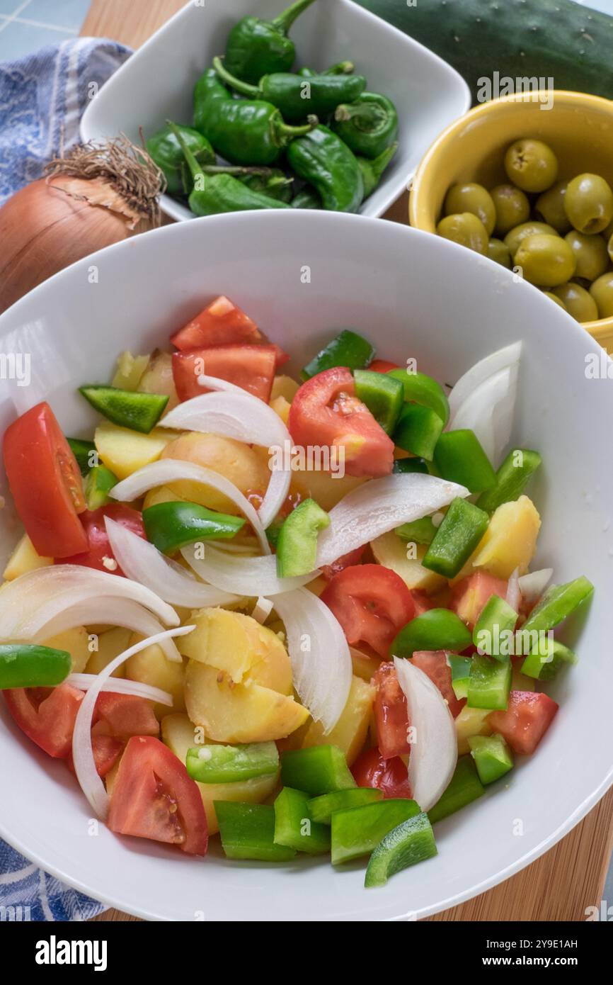 Insalata, olive e peperoni Padrón Foto Stock