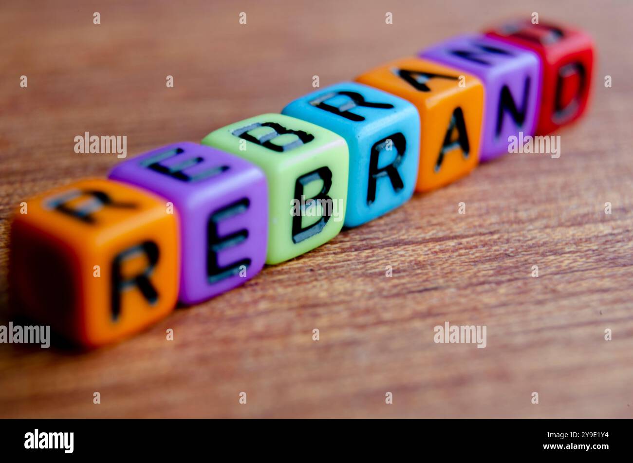 Vista ravvicinata del testo DI MODIFICA DEL MARCHIO su un tavolo in legno. Foto Stock
