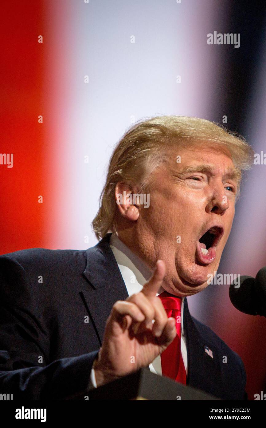 Donald Trump tiene un ardente discorso di accettazione alla Convention nazionale repubblicana a Cleveland, Ohio, il 21 giugno 2016. In questo momento cruciale, l'uomo d'affari del Queens è formalmente nominato come candidato del Partito Repubblicano per le elezioni presidenziali degli Stati Uniti, ponendo le basi per una campagna elettorale che avrebbe rimodellato la politica americana Foto Stock