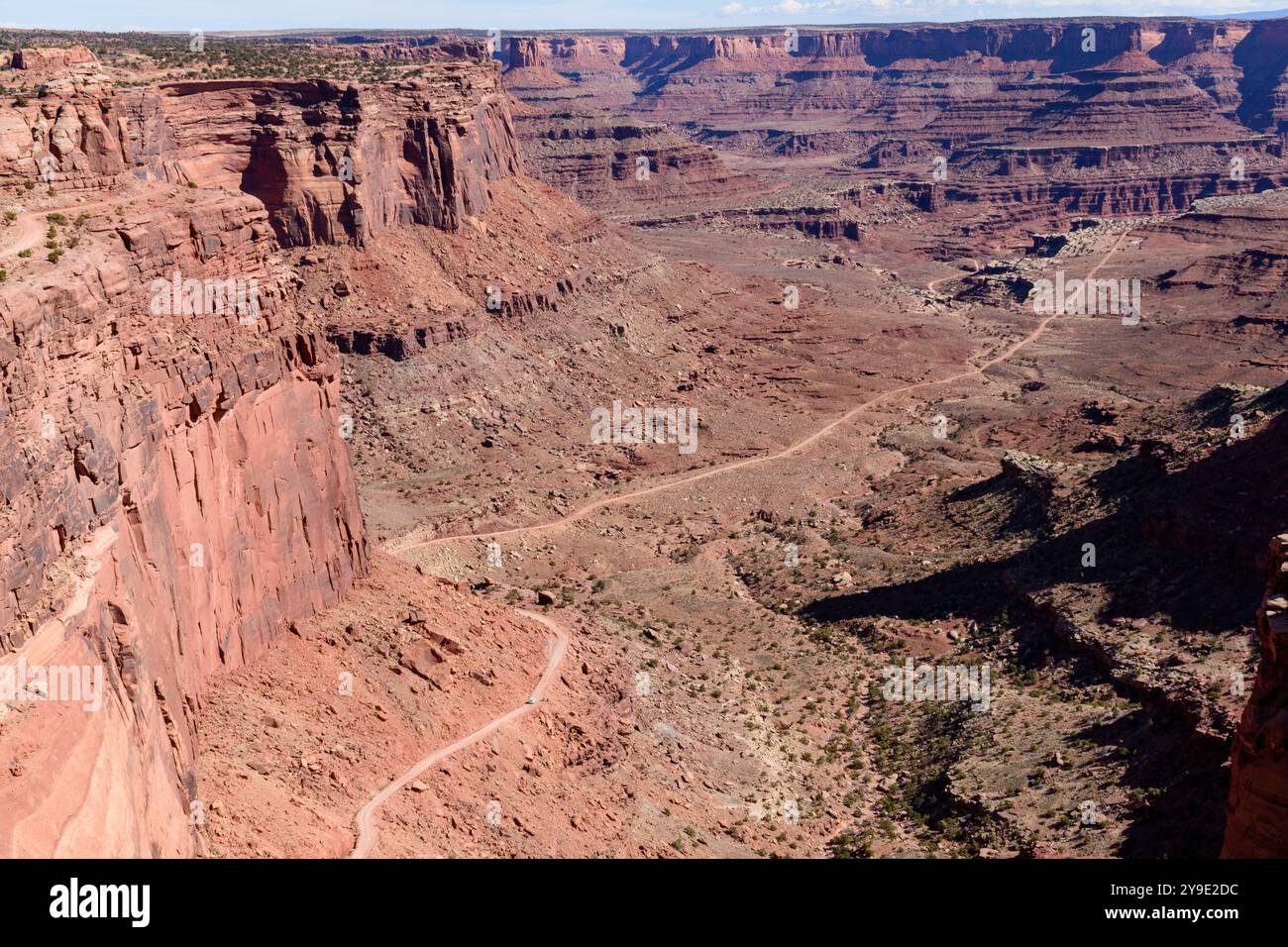 Una splendida foto distante della strada Shafer Trail che si snoda attraverso il paesaggio mozzafiato di rocce rosse del Canyonlands National Park nello Utah, Stati Uniti. Foto Stock