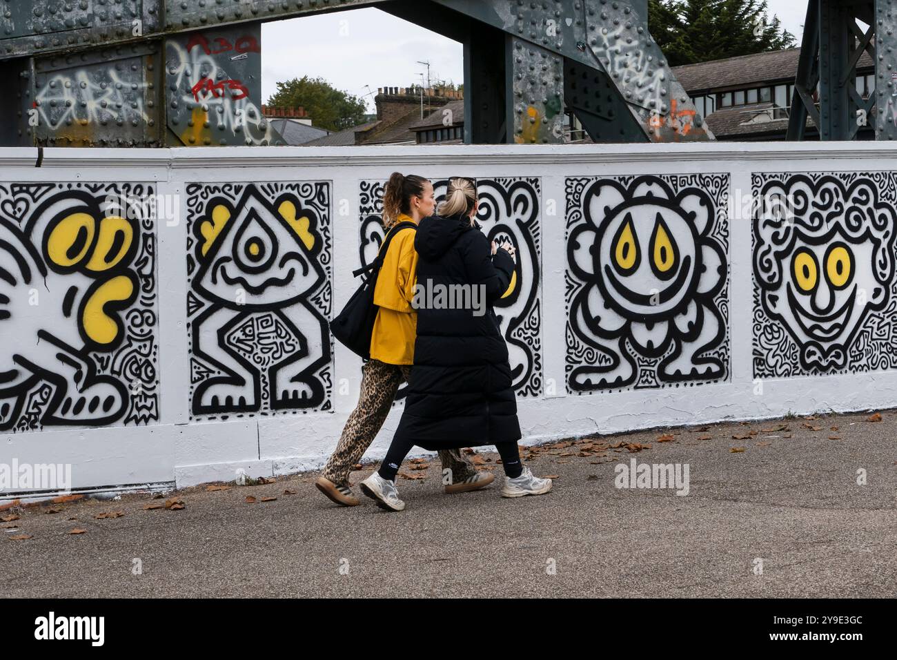 il nuovo lavoro di Doodle 'Have A Doodley Day' sul ponte Regents Park Rd Primrose Hill Londra Foto Stock
