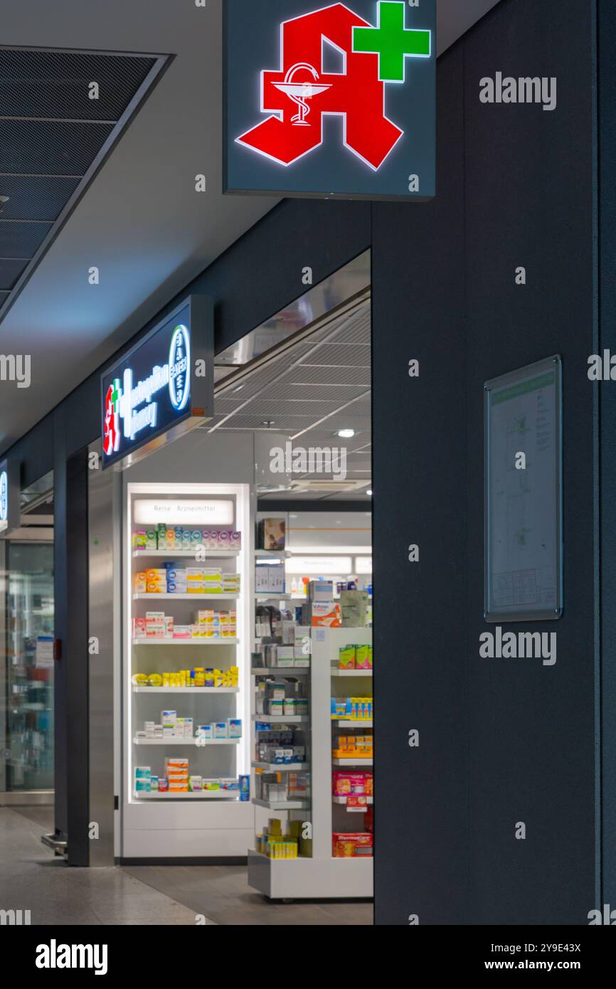 Aeroporto di Francoforte, Germania - 19 febbraio 2024: Una farmacia ben illuminata dispone di scaffali riforniti di vari prodotti sanitari. L'ingresso è contrassegnato con Foto Stock