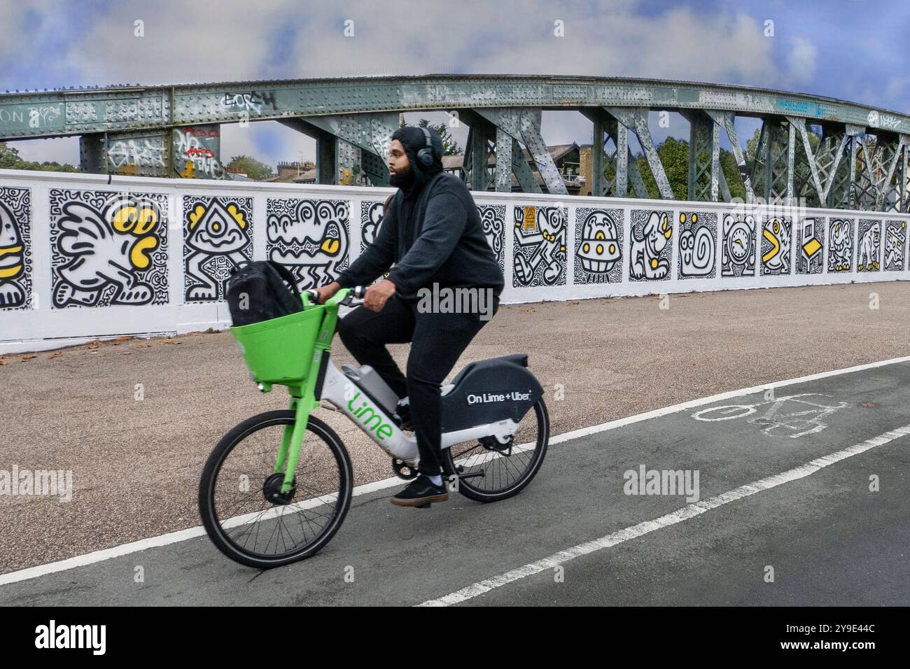 il nuovo lavoro di Doodle 'Have A Doodley Day' sul ponte Regents Park Rd Primrose Hill Londra Foto Stock