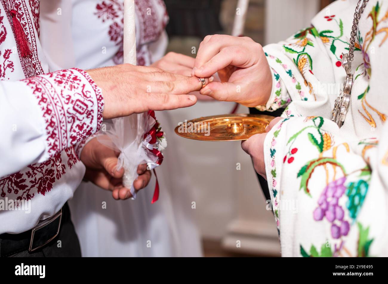 Cerimonia d'amore: Un tradizionale scambio di anelli di matrimonio in un abbigliamento vivace. Foto Stock