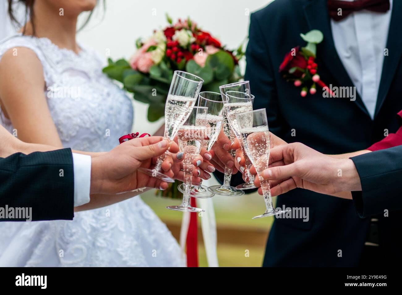 Celebration of Love: Un brindisi a un inizio gioioso in un ambiente di matrimonio. Foto Stock