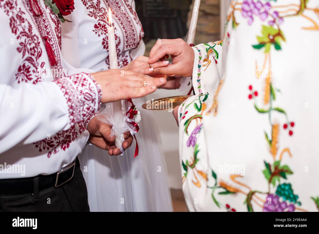 Tradizionale cerimonia di nozze Ucraina con intricato ricamo e scambio di anelli. Foto Stock