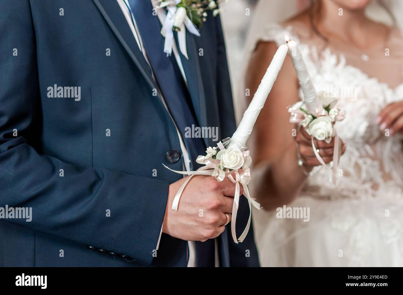 Elegante cerimonia a candela nuziale con tocchi romantici e un bellissimo abbigliamento. Foto Stock