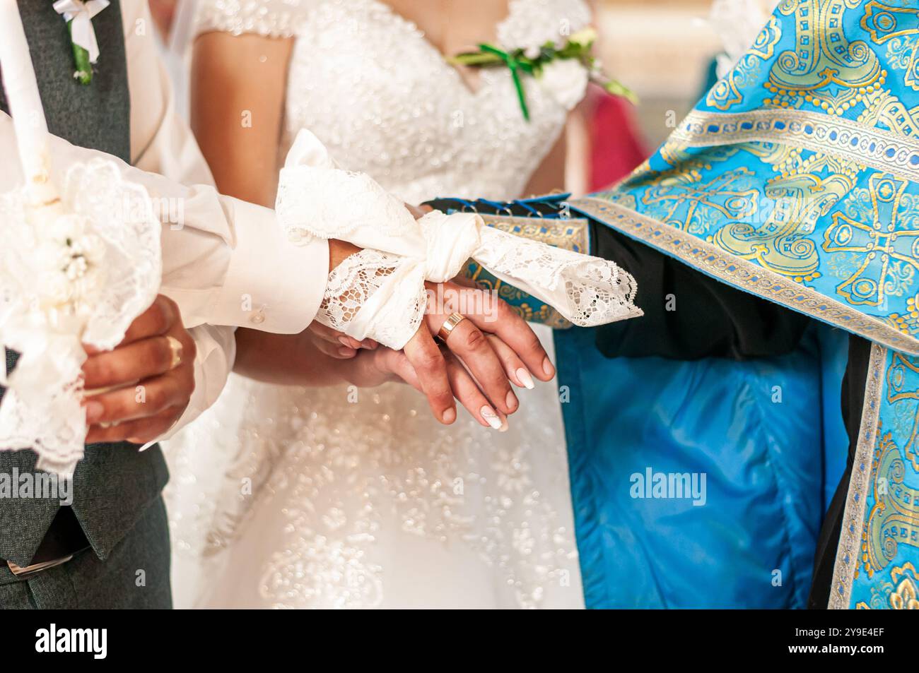 Bellissima cerimonia nuziale con le mani legate insieme in Unity. Foto Stock