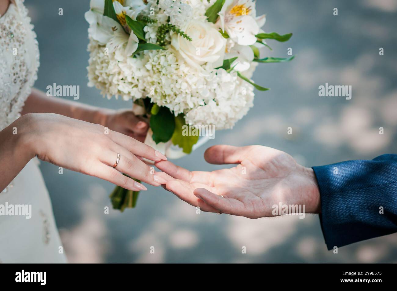 Romantico scambio di voti nuziali con un bellissimo bouquet floreale. Foto Stock