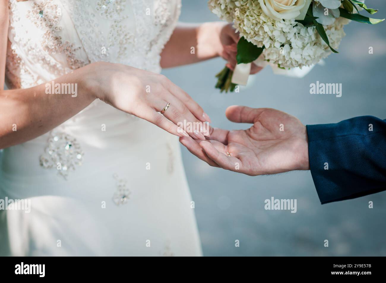 Un bel momento di connessione durante una romantica cerimonia nuziale. Foto Stock