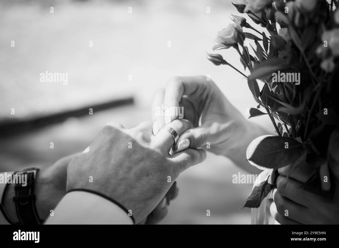 Un momento romantico: Lo scambio di anelli di nozze in un bouquet floreale Foto Stock