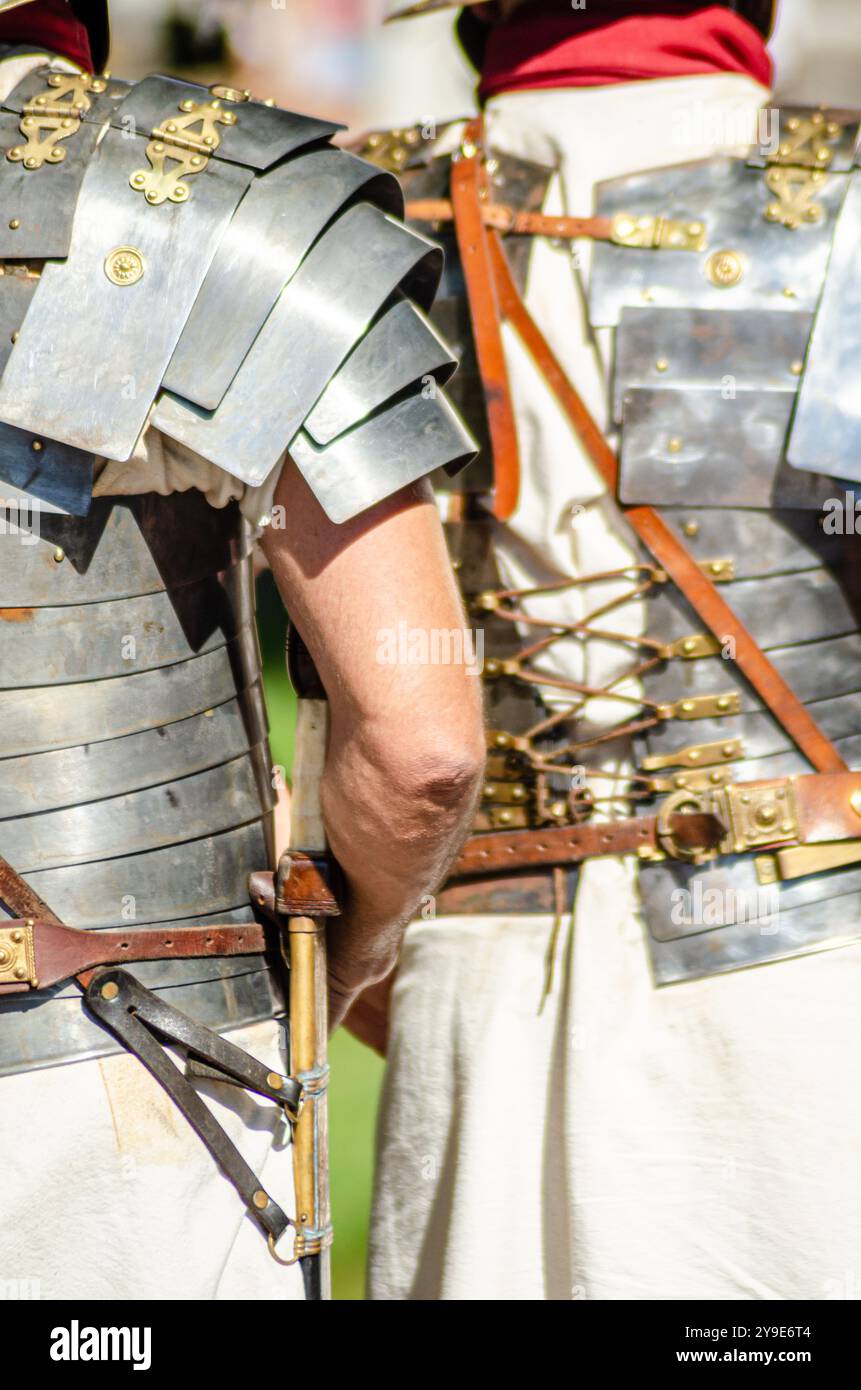 Legionari romani in armatura metallica durante una rievocazione storica in epoca romana Foto Stock