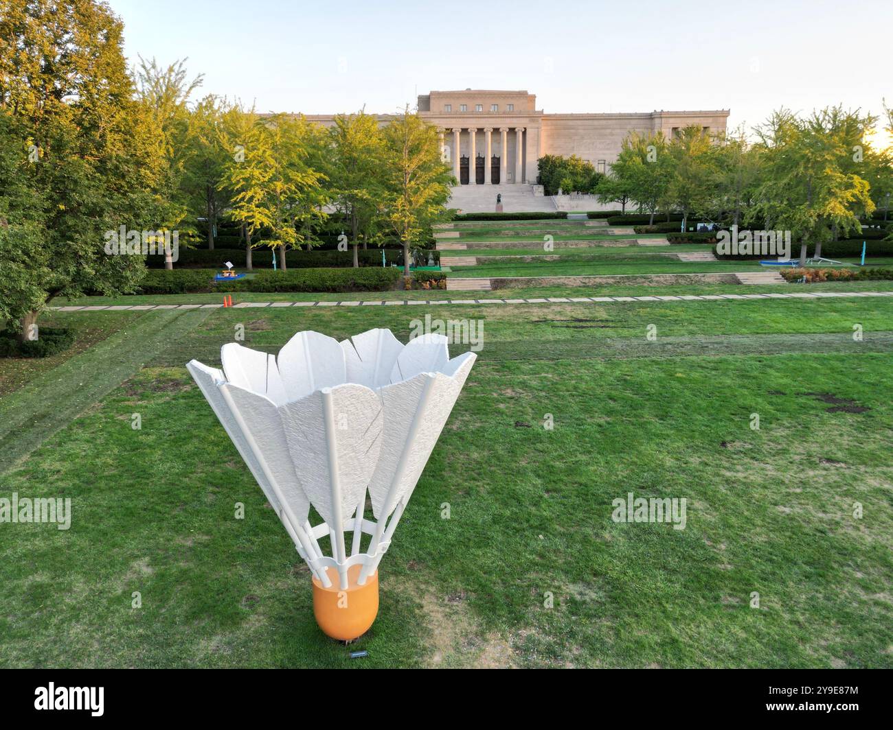 una scultura di fronte al museo nelson atkins di kansas city Foto Stock