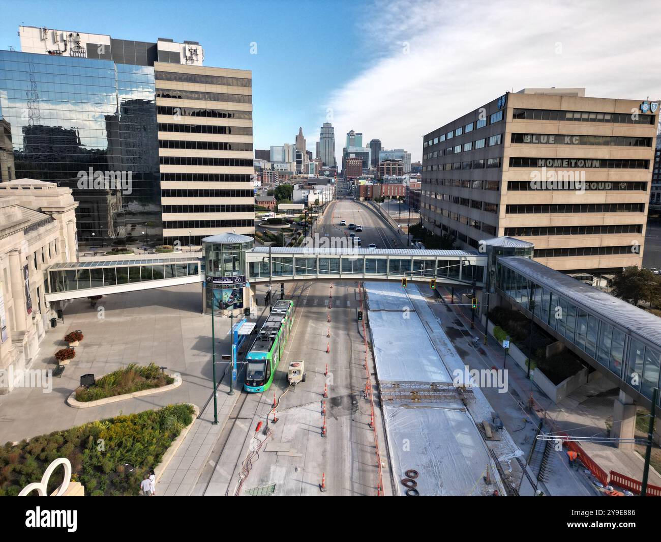 vista di media altezza della strada di kansas city car di fronte allo skyline Foto Stock