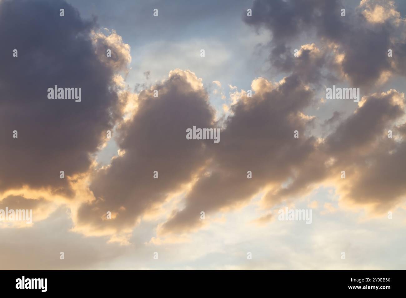 Cielo mattutino con nuvole illuminate dal sole Foto Stock