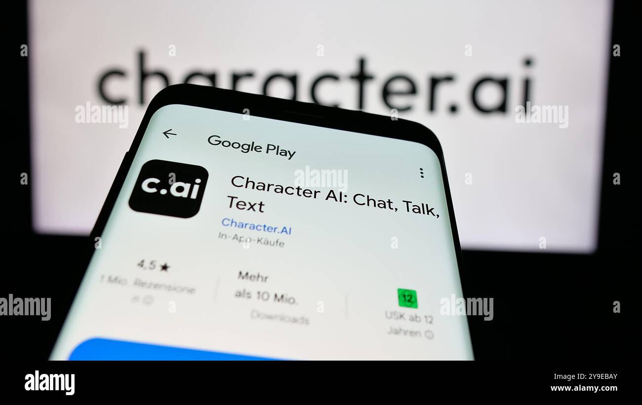 Smartphone con sito Web di Character Technologies Inc. (Character.ai) sullo schermo davanti al logo aziendale. Mettere a fuoco in alto a sinistra sul display del telefono. Foto Stock