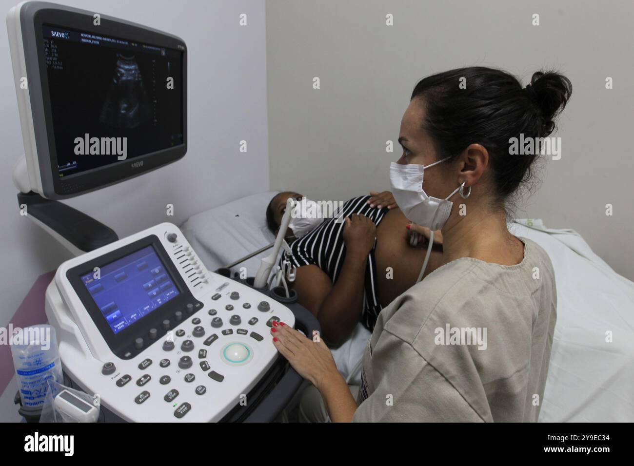 Ilheus, bahia, brasile - 24 maggio 2022: Medico esegue l'ecografia su una donna incinta in un ospedale pubblico di Bahia Foto Stock