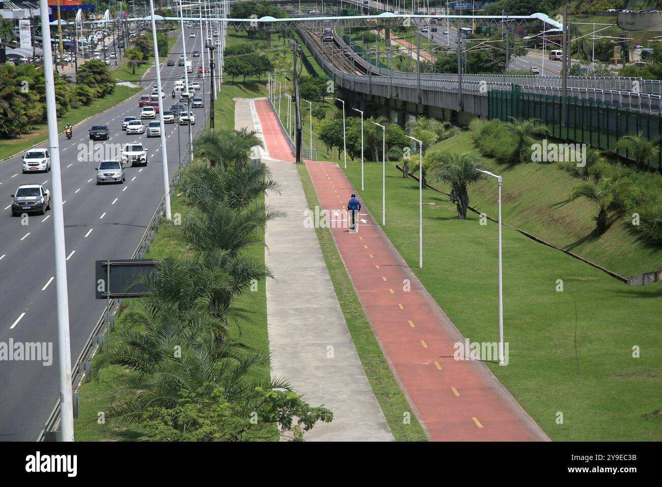 salvador, bahia, brasile - 24 marzo 2024: veduta aerea di una pista ciclabile nella città di salvador. Foto Stock