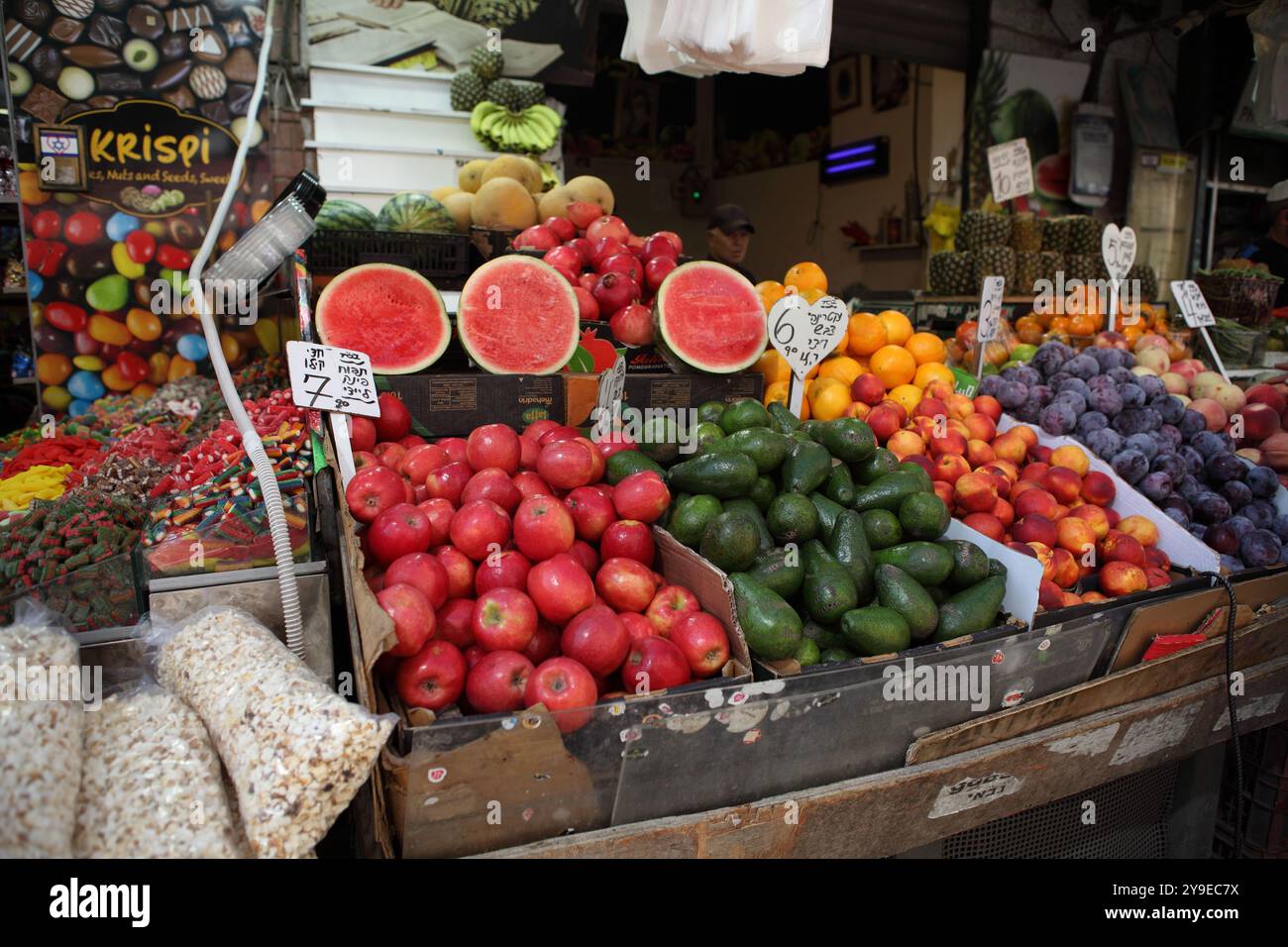 Bancarelle, mercato Machane Yehuda, a destra, prodotti: Mele, angurie, melograni, arance, avocado, nettarine e prugne, sinistra: caramelle, dolci e farinata d'avena. Foto Stock
