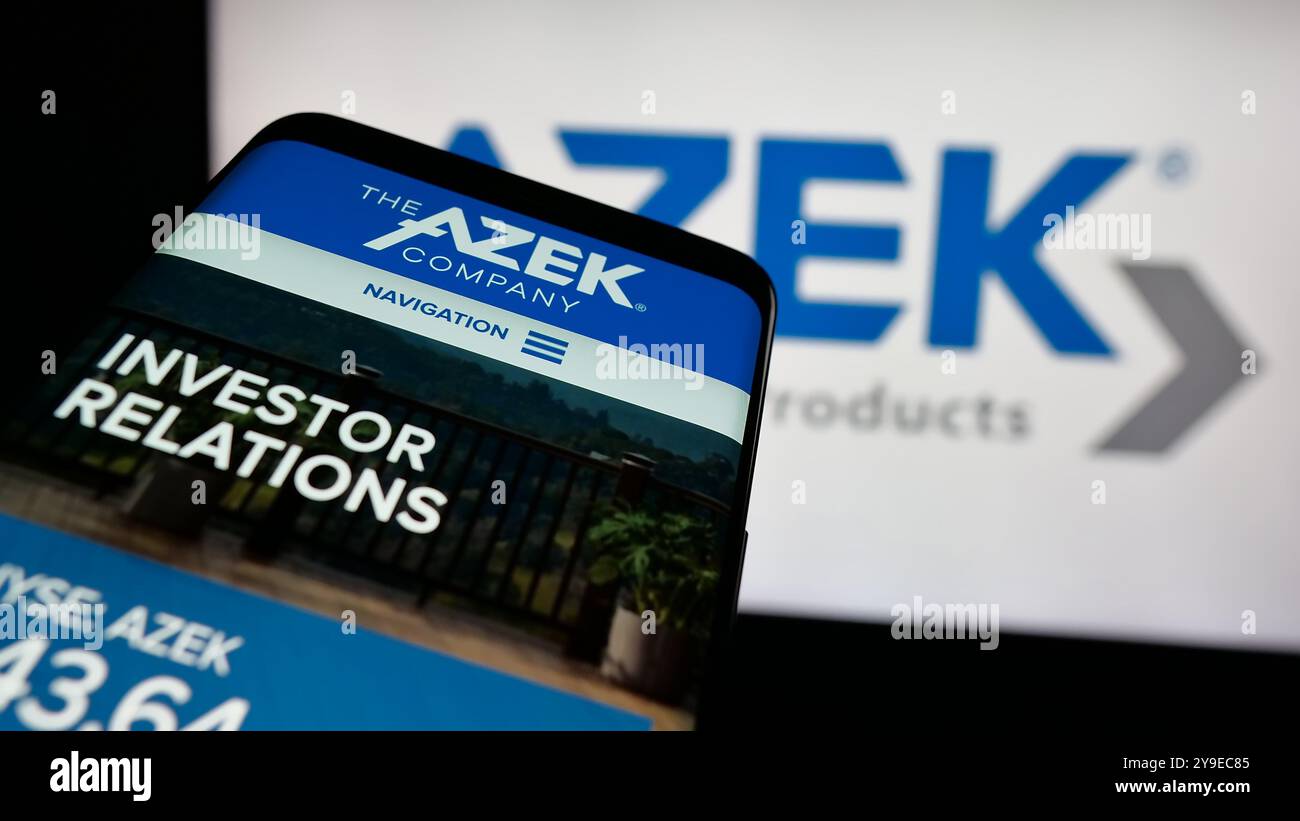 Telefono cellulare con il sito Web della società statunitense Azek Company Inc. Sullo schermo di fronte al logo. Mettere a fuoco in alto a sinistra sul display del telefono. Foto Stock