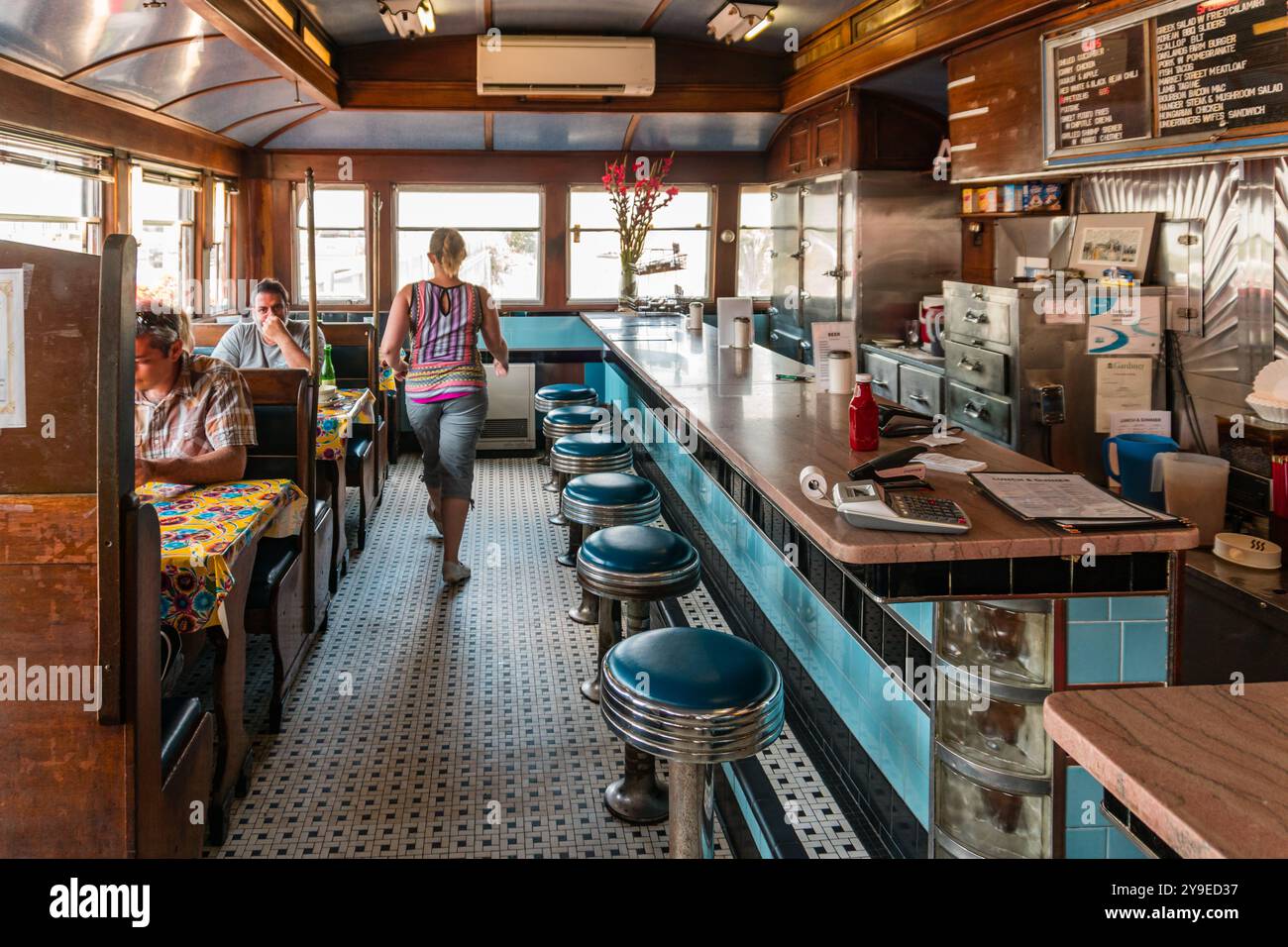 Augusta, ME, US-15 giugno 2023: Clienti che mangiano agli stand in un classico ristorante americano. Foto Stock