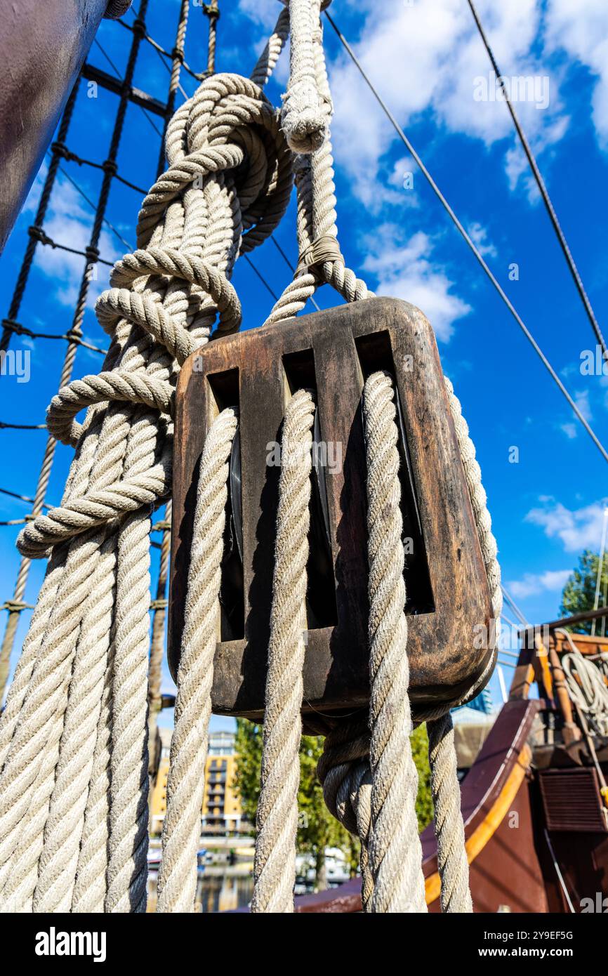 Blocco di puledro a fune dell'albero mizzen, El Galeón Andalucía, nave a vela per esplorazione commerciale del XVI secolo ormeggiata a St Katharine Docks, Londra, Inghilterra Foto Stock