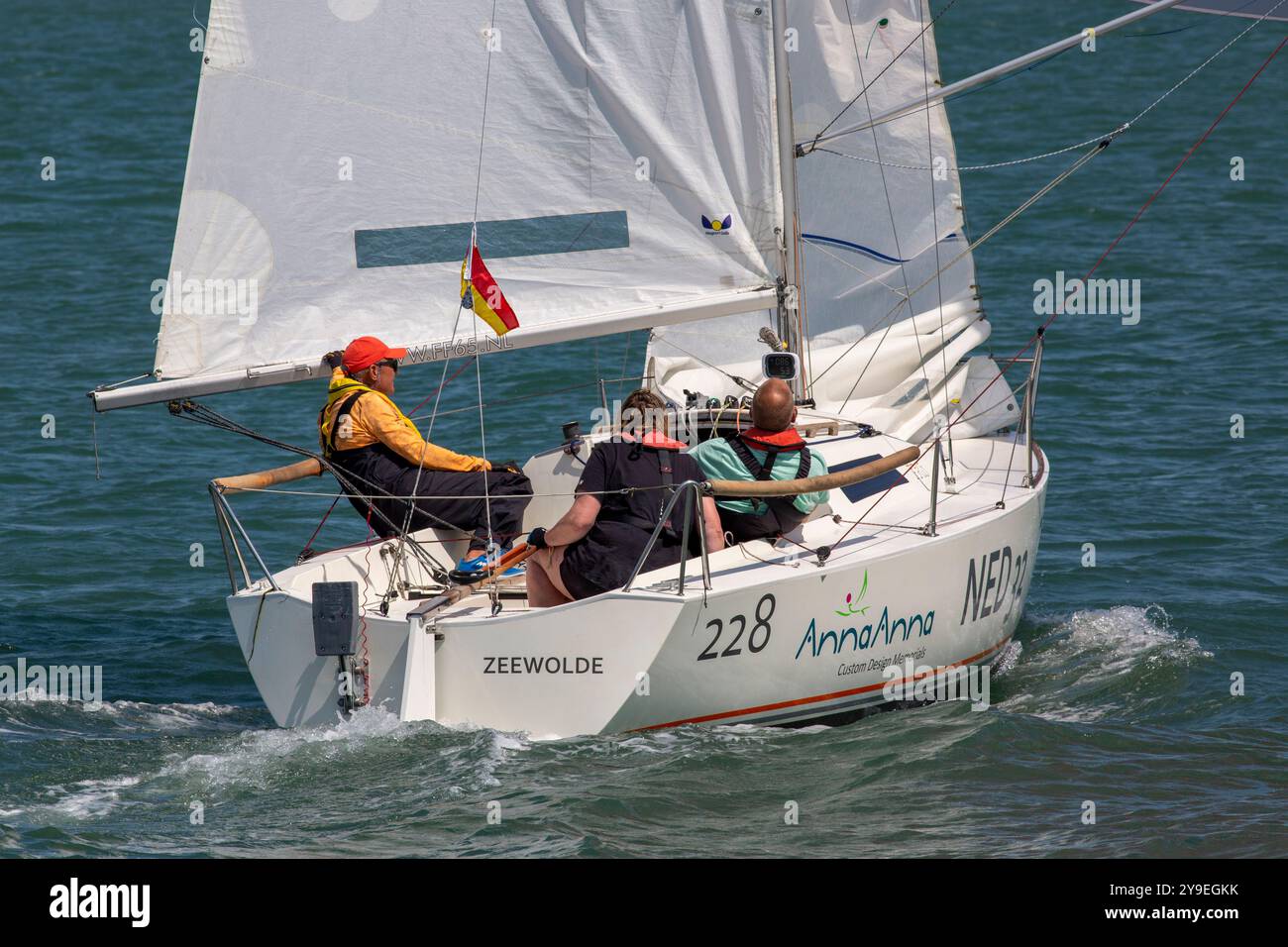 Cowes Week 2024 - gli yacht IRC Class 7 partecipano alla regata. Yacht che gareggiano sotto lo spinnaker in una giornata estiva di sole Foto Stock