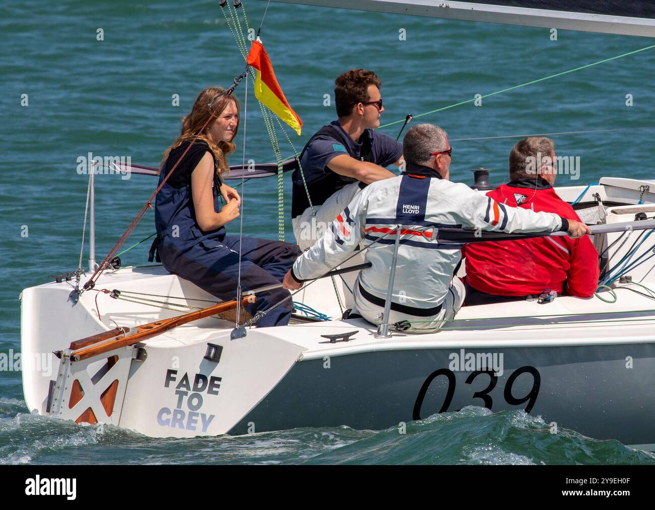 Cowes Week 2024 - gli yacht IRC Class 7 partecipano alla regata. Yacht che gareggiano sotto lo spinnaker in una giornata estiva di sole Foto Stock