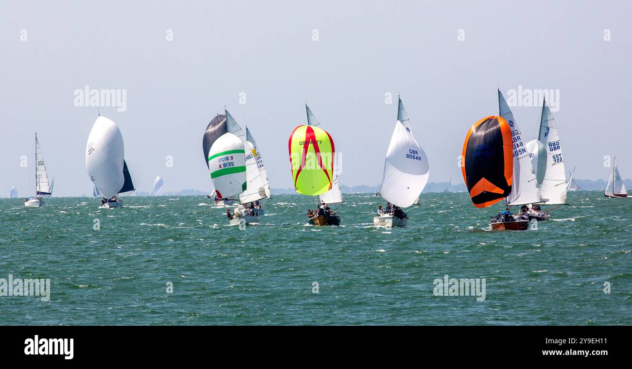 Cowes Week 2024 - gli yacht IRC Class 7 partecipano alla regata. Yacht che gareggiano sotto lo spinnaker in una giornata estiva di sole Foto Stock