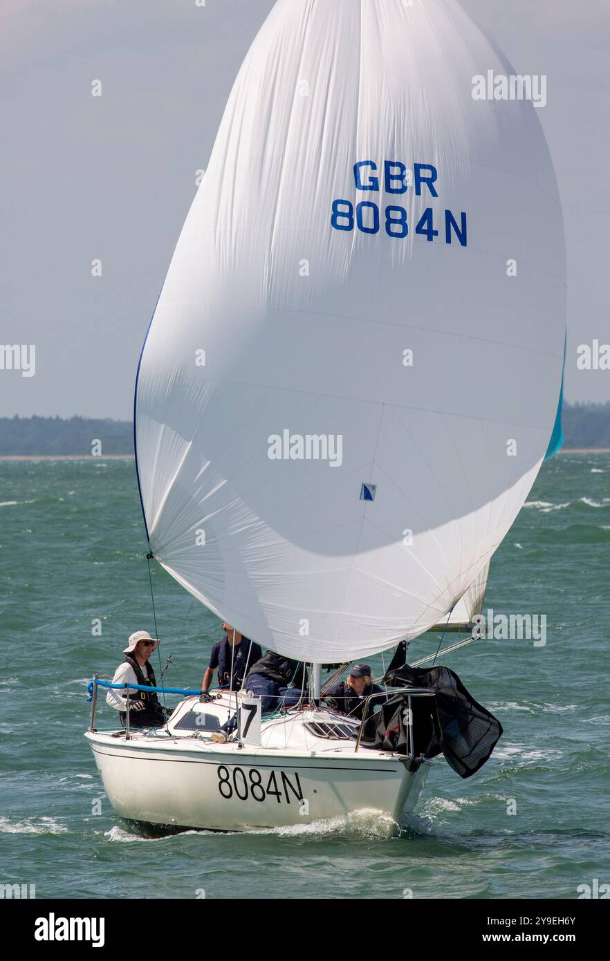 Cowes Week 2024 - gli yacht IRC Class 7 partecipano alla regata. Yacht che gareggiano sotto lo spinnaker in una giornata estiva di sole Foto Stock