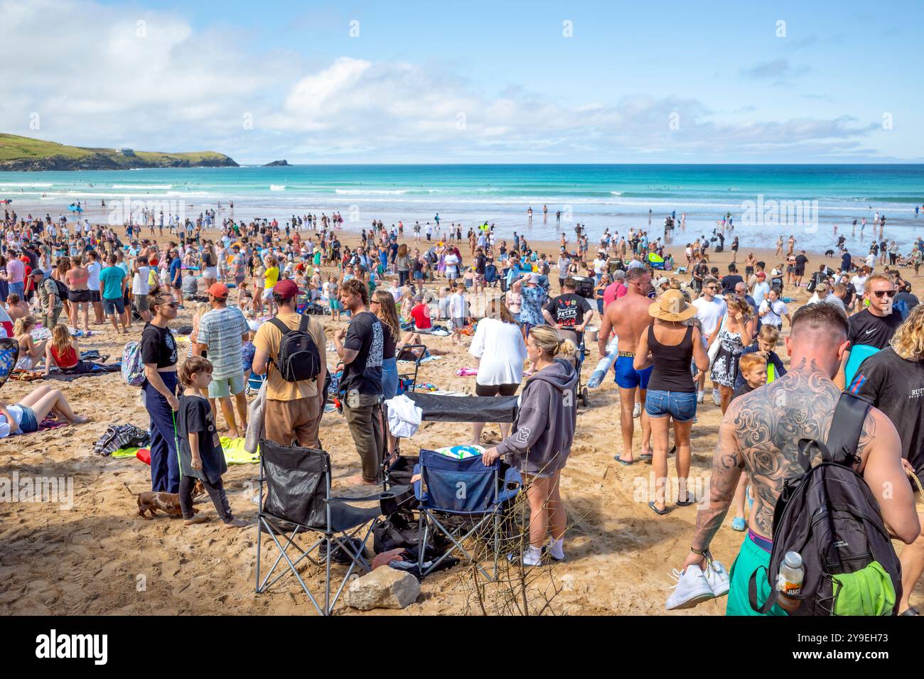 Turisti che si godono il sole estivo sull'iconica spiaggia Fistral di Newquay, in Cornovaglia, nel Regno Unito. Foto Stock