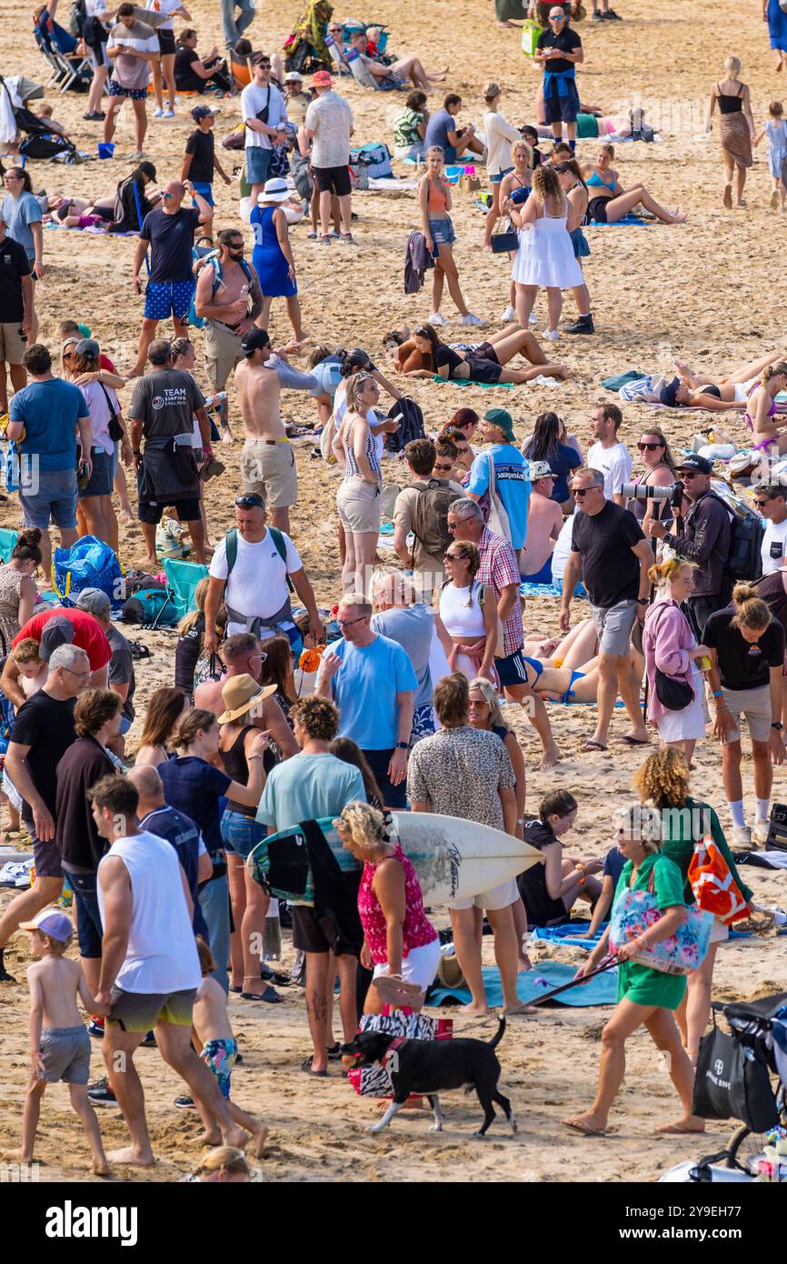 Turisti che si godono il sole estivo sull'iconica spiaggia Fistral di Newquay, in Cornovaglia, nel Regno Unito. Foto Stock