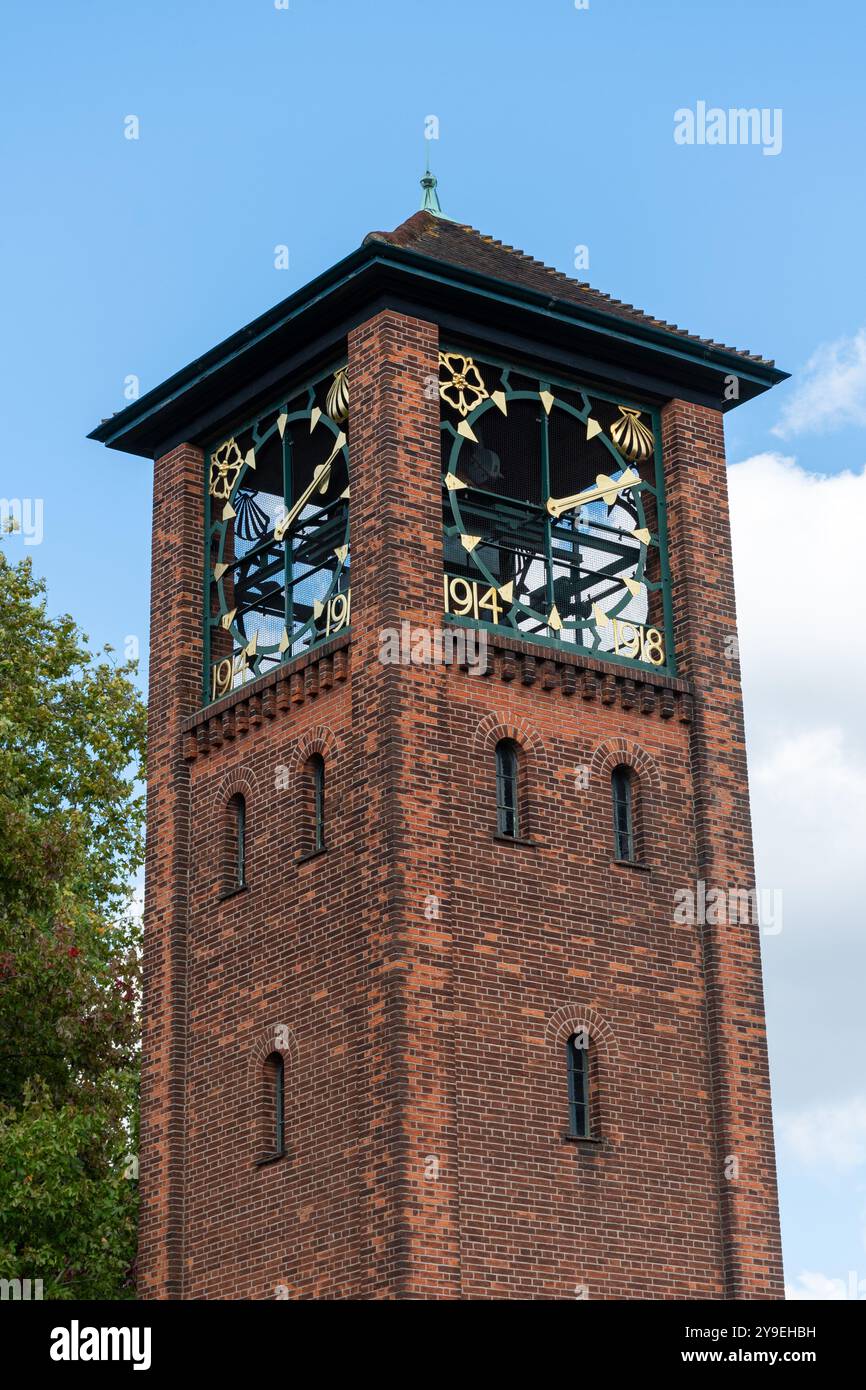 The Clock Tower Memorial presso l'Università di Reading London Road Campus, Reading, Berkshire, Inghilterra, Regno Unito, edificio classificato di grado II e monumento alla guerra Foto Stock