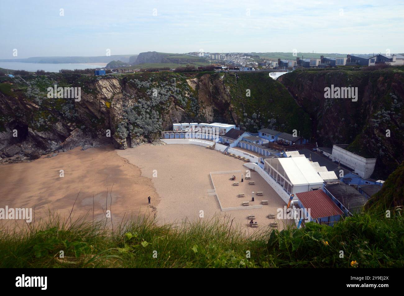 Lusty Glaze Bay Beach vicino a Newquay dalle scogliere sul Southwest Coastal Path, North Cornwall, Inghilterra, Regno Unito Foto Stock