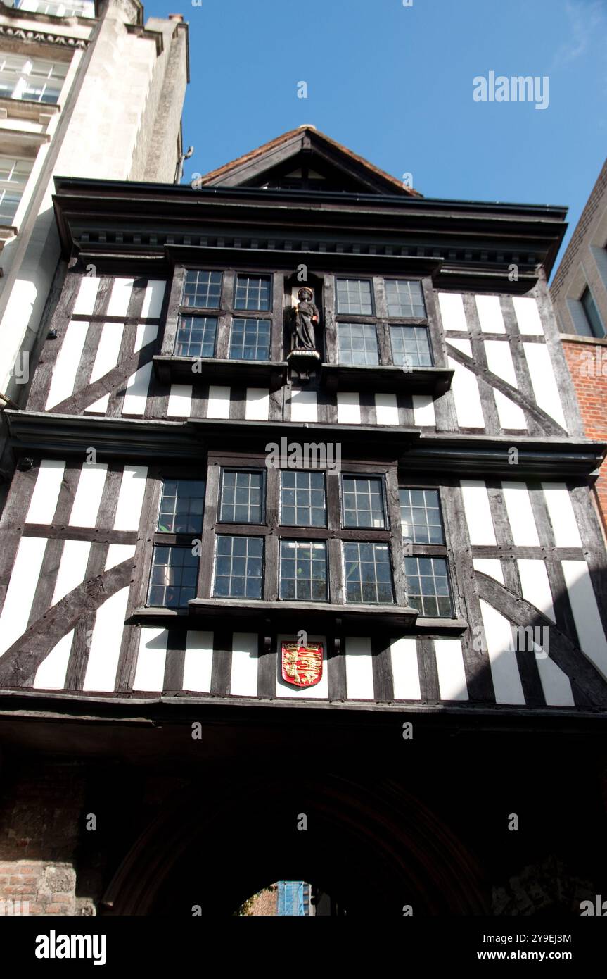 Casa in legno (stile Tudor) sopra la porta d'ingresso alla chiesa del Priorato di San Bartolomeo il grande, Smihtfield, City of London, Inghilterra, Regno Unito Foto Stock