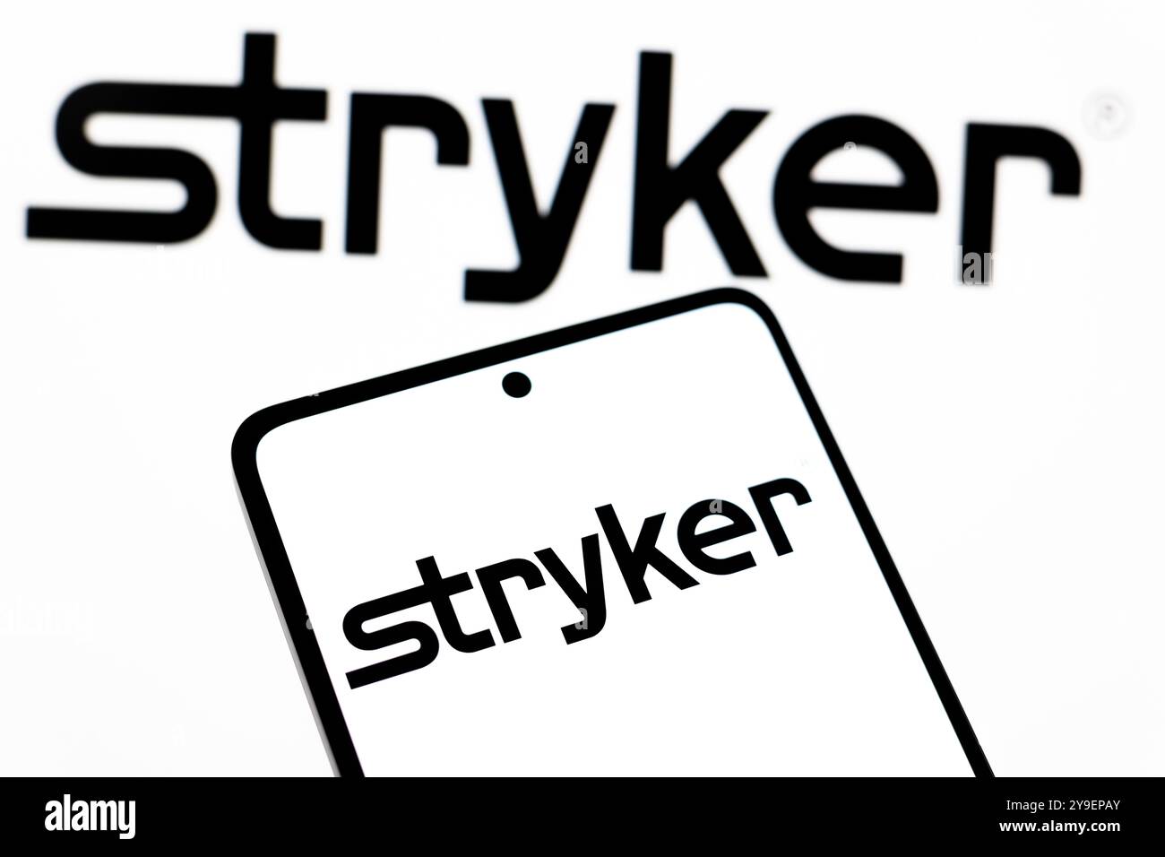 13 settembre 2024, Paraguay. In questa immagine, il logo Stryker Corporation viene visualizzato sullo schermo di uno smartphone Foto Stock