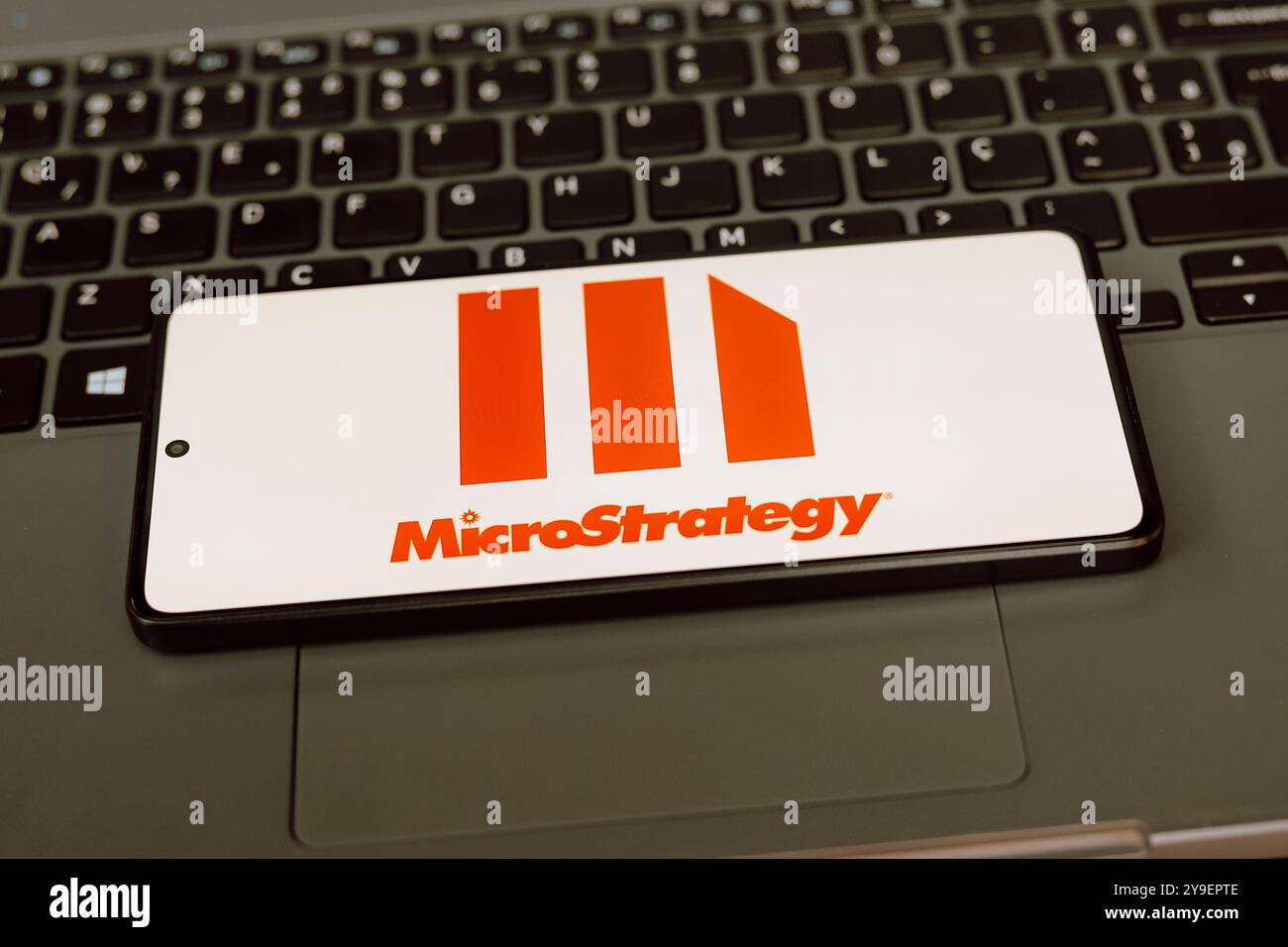 21 luglio 2024, Paraguay. In questa immagine, il logo MicroStrategy Incorporated viene visualizzato sullo schermo di uno smartphone Foto Stock
