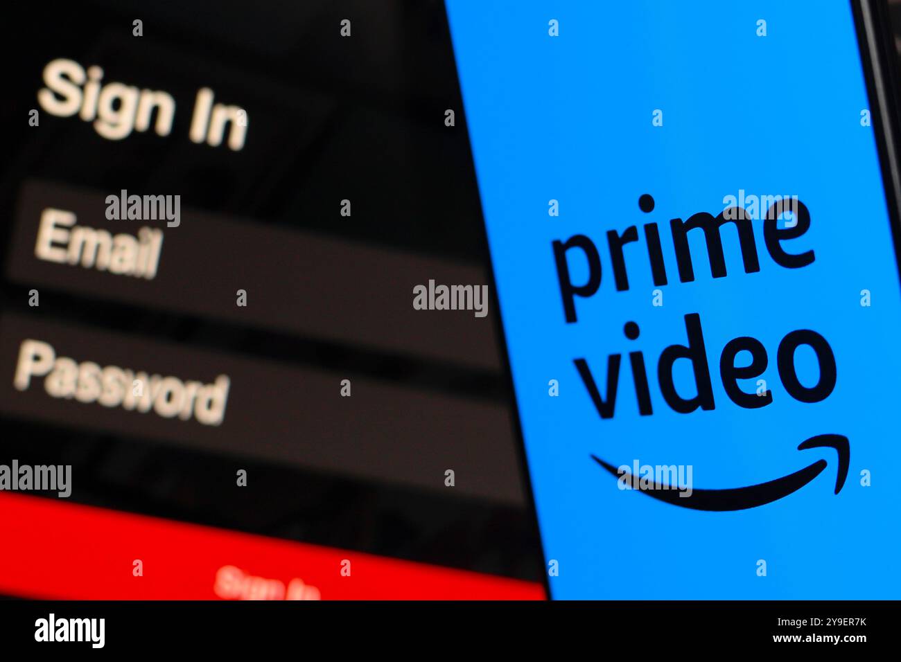14 luglio 2024, Paraguay. In questa immagine, il logo Amazon prime Video viene visualizzato sullo schermo di uno smartphone, accanto a una schermata di accesso, con ema Foto Stock