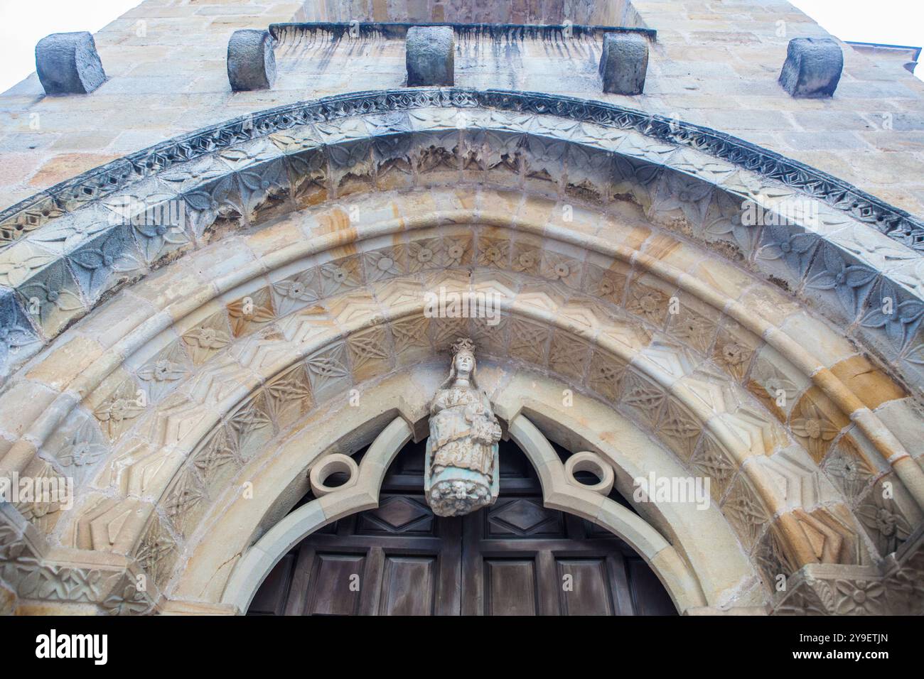 Villaviciosa, Asturie. Chiesa di transizione del XIII secolo tra romanico e gotico. Santa Maria de la oliva Foto Stock