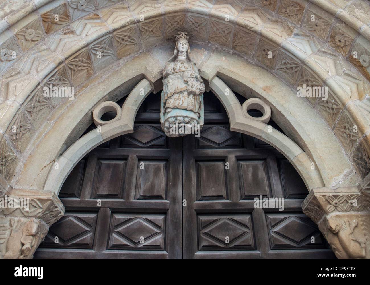 Villaviciosa, Asturie. Chiesa di transizione del XIII secolo tra romanico e gotico. Santa Maria de la oliva Foto Stock