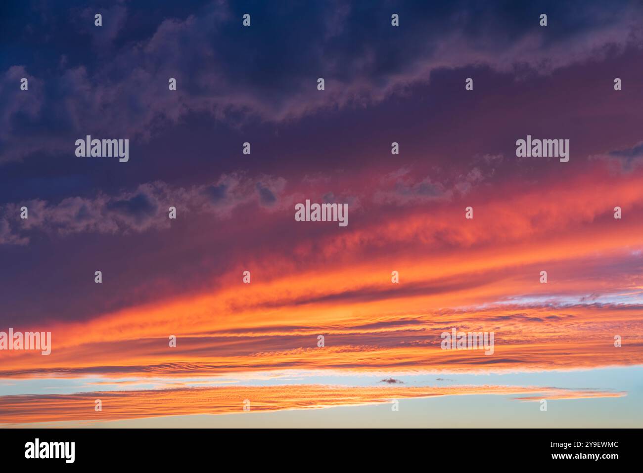 Un vero cielo splendente al tramonto con la sovrapposizione di sfondo. Nuvole rosse, arancioni e viola. Fotografia ad alta risoluzione perfetta per i passeggeri che sostituiscono il cielo Foto Stock