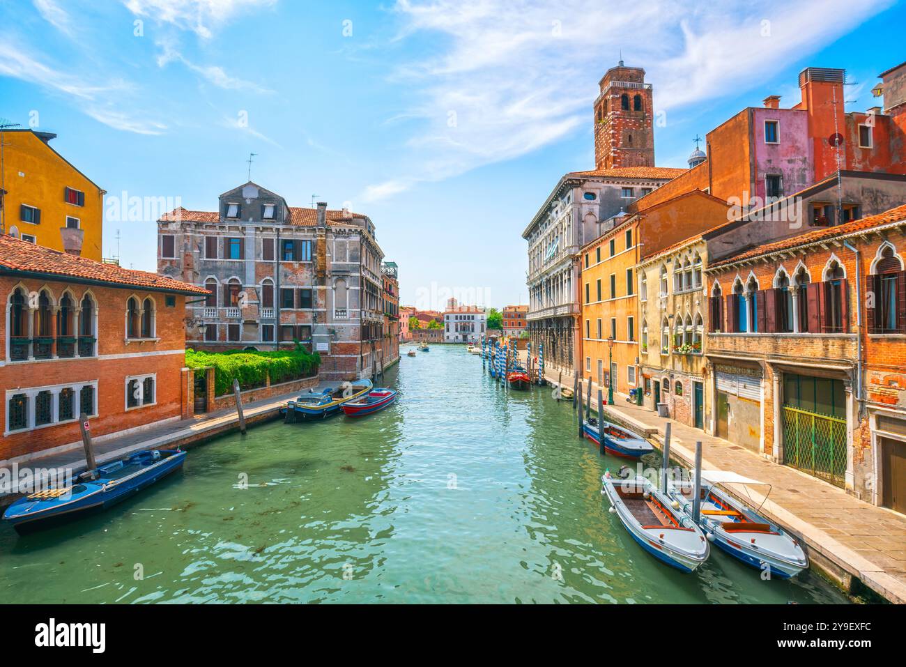 Il paesaggio urbano di Venezia, il canale di Cannaregio e la chiesa di San Geremia. Regione Veneto, Italia Foto Stock