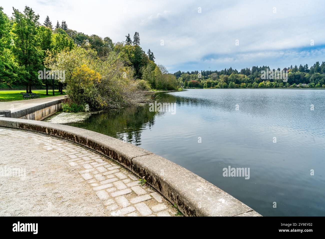 Vista sulla costa del lago Capitol a Olympia, Washington. Foto Stock