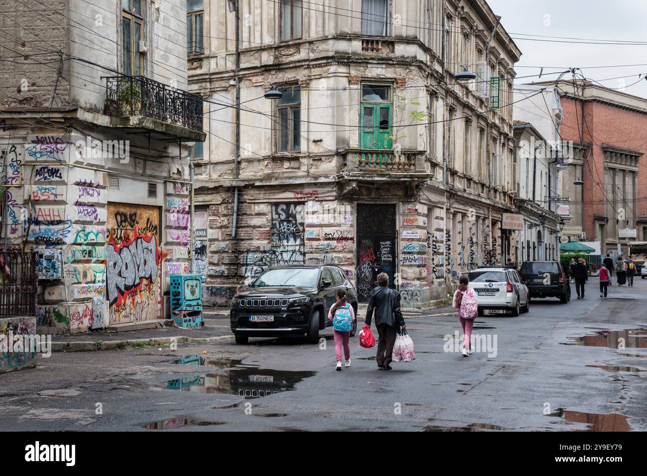 Vecchi edifici ricoperti di graffiti nella città vecchia, Bucarest, Romania Foto Stock
