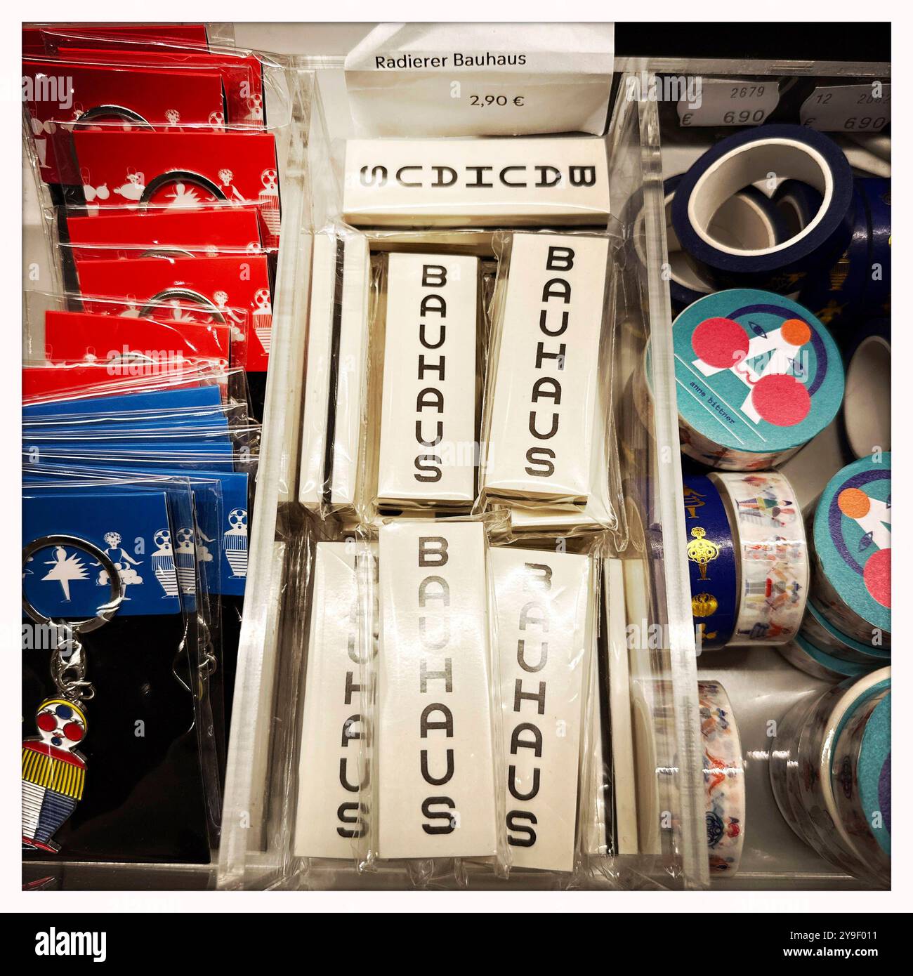 Bauhaus Museum Weimar DEU, Deutschland, Germania, Weimar, Thüringen, Thueringen, Turingia, 30.07.2024 Radierer Radiergummi Bauhaus zum Verkauf im Shop im Bauhaus Museum a Weimar Thueringen Deutschland . Von 1919 bis 1925 War Weimar Sitz vom Bauhaus eine beruehmte Kunst-, Design- und Architekturschule der klassischen moderne en: Eraser Bauhaus in vendita nel negozio del Bauhaus Museum di Weimar Turingia Germania. Dal 1919 al 1925, Weimar fu la sede del Bauhaus, una famosa scuola di arte, design e architettura del modernismo classico. Foto scattata con iPhone, app Hipstamatic *** Bauhaus Muse Foto Stock