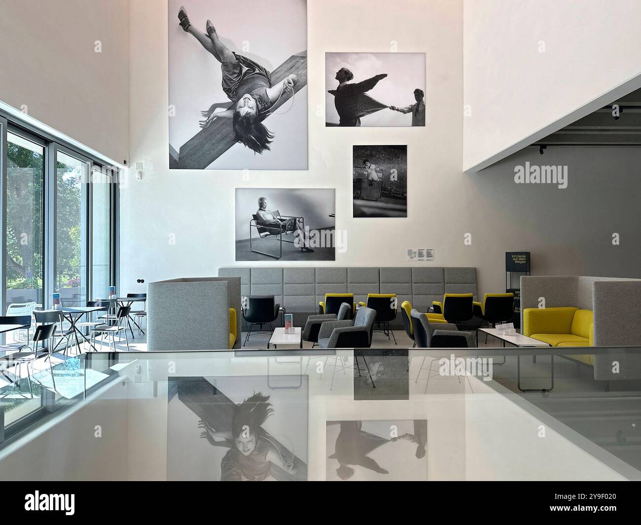 Bauhaus Museum Weimar DEU, Deutschland, Germania, Weimar, Thüringen, Thueringen, Turingia, 30.07.2024 Cafe mit bekannten Fotos aus der Bauhauszeit im Bauhaus Museum a Weimar Thueringen Deutschland . Von 1919 bis 1925 War Weimar Sitz vom Bauhaus eine beruehmte Kunst-, Design- und Architekturschule der klassischen moderne en: Caffè con foto famose dell'epoca Bauhaus al Bauhaus Museum di Weimar Turingia Germania. Dal 1919 al 1925 Weimar fu la sede del Bauhaus, una famosa scuola di arte, design e architettura del modernismo classico *** Bauhaus Museum Weimar DEU, Deutschland, tedesco Foto Stock
