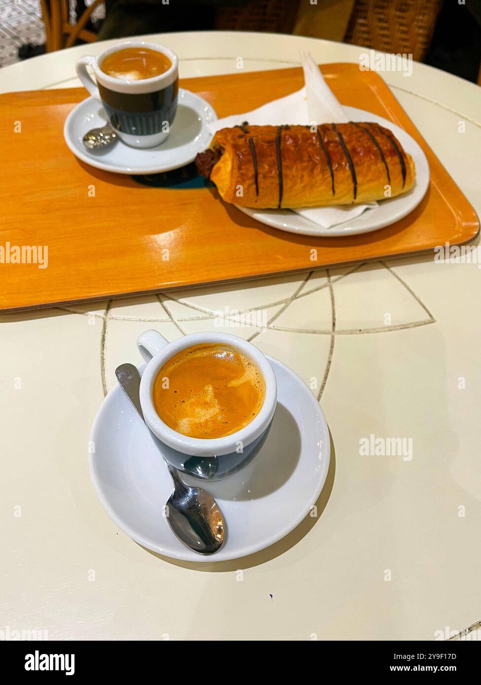 Due tazze di caffè con torta sfoglia. Foto Stock