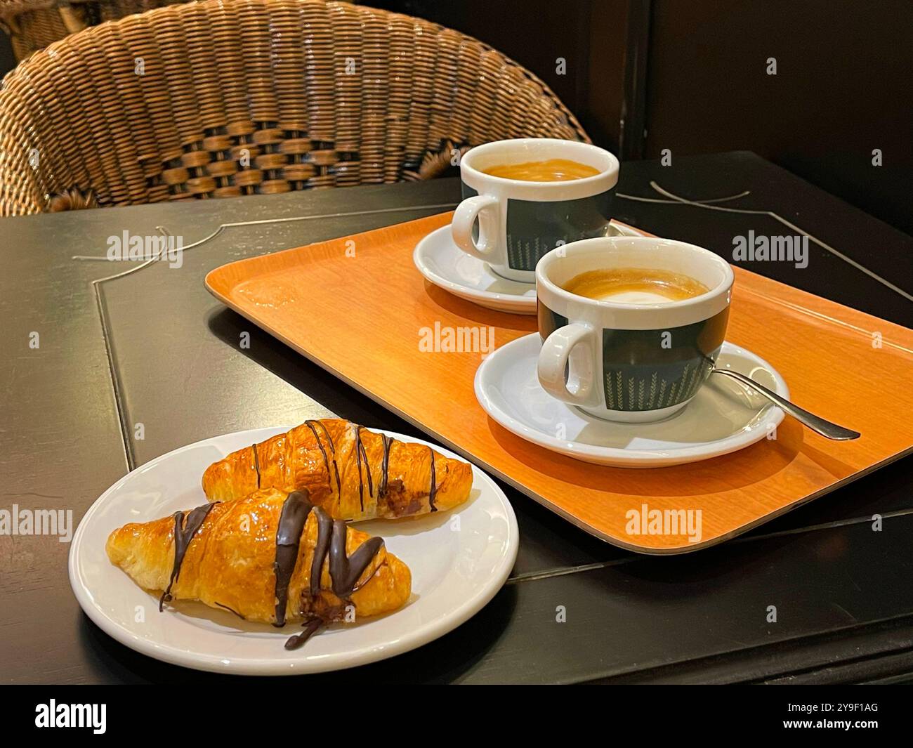 Due tazze di caffè e due torte di pasta sfoglia. Foto Stock
